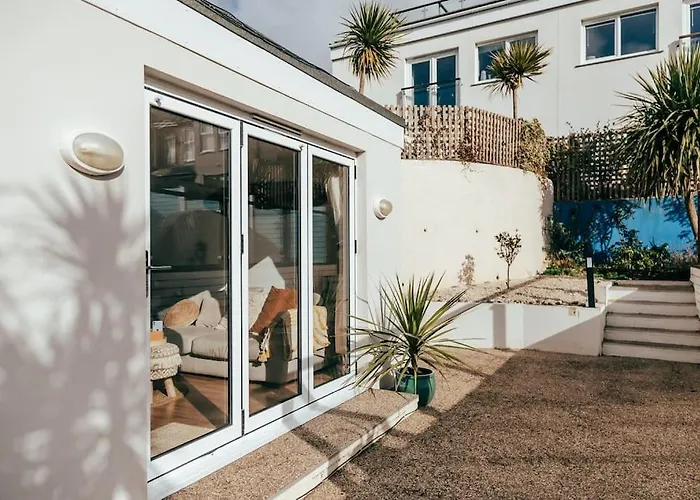 The Hideout - Newquay - Fully Stocked Eco Escape